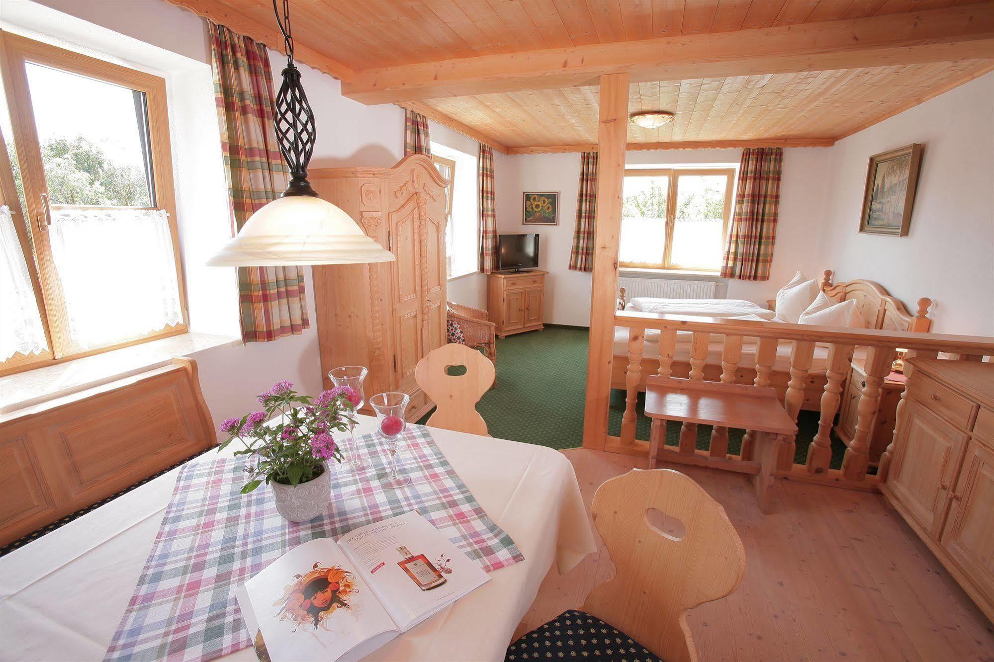 Pension Schweizerhaus Garni Weyarn Exterior photo