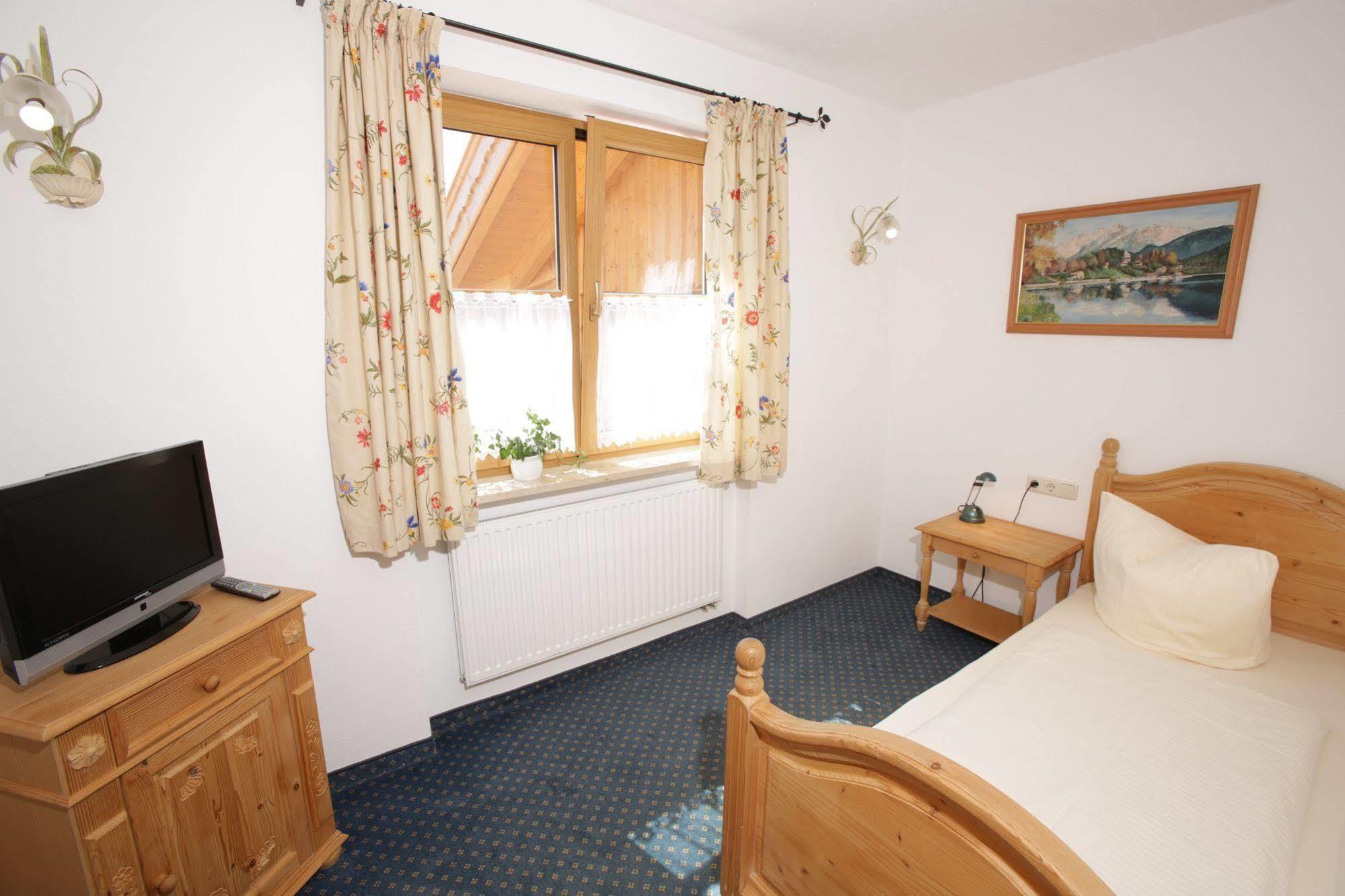 Pension Schweizerhaus Garni Weyarn Exterior photo