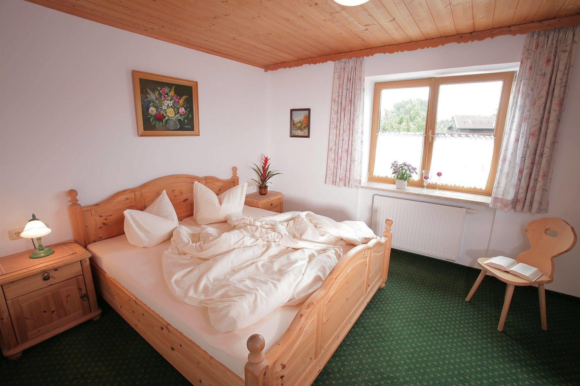 Pension Schweizerhaus Garni Weyarn Exterior photo